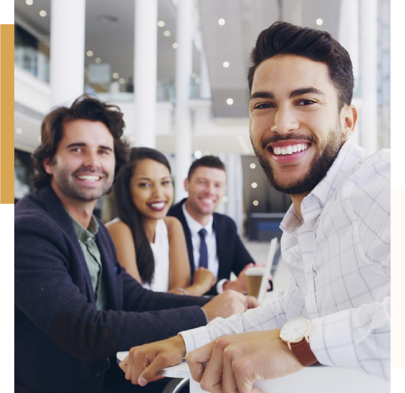 Équipe multiculturelle réunie dans un environnement professionnel moderne, illustrant la collaboration, l’engagement et la convivialité au sein de l’entreprise