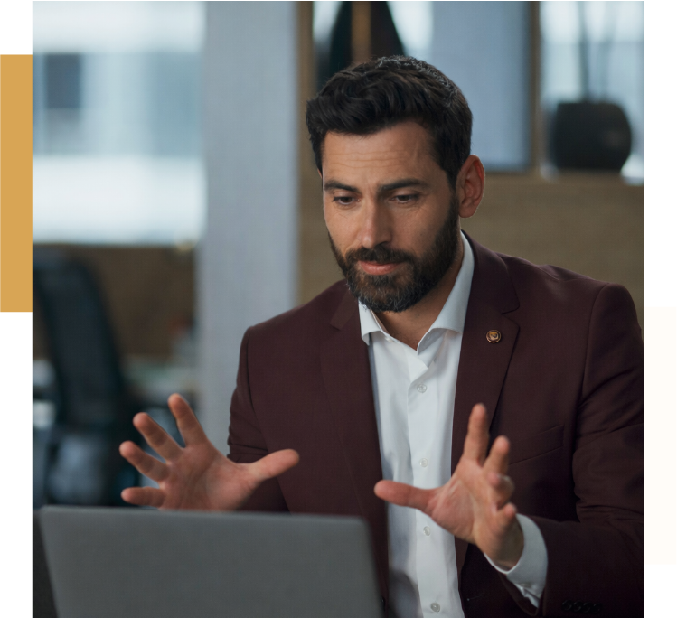 Professionnel en réunion à distance illustrant les opportunités de carrière chez Evotrust