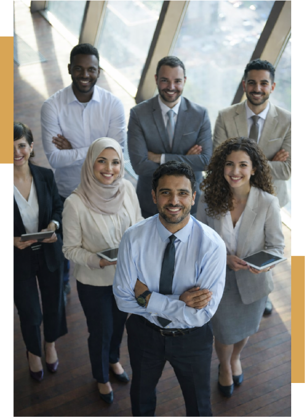 Groupe de talents multiculturels réunis dans un environnement professionnel moderne et collaboratif