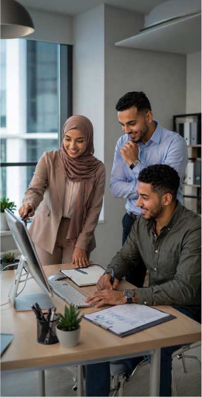 Professionnels marocains collaborant sur un projet dans un contexte de diaspora et de recrutement