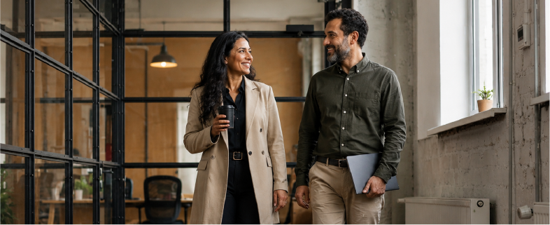 Collaborateurs échangeant en entreprise après une contre-offre de rétention