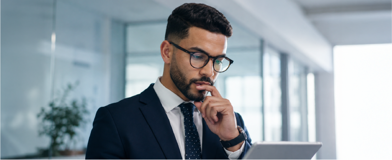 Cadre marocain analysant une opportunité professionnelle et les attentes envers son entreprise