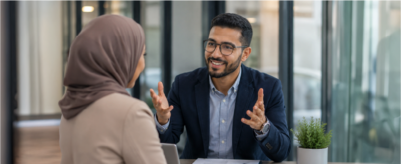 Discussion entre un recruteur et une candidate lors d’une négociation de salaire