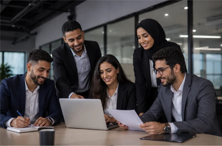 Équipe de recrutement collaborant avec des outils numériques et l’intelligence artificielle