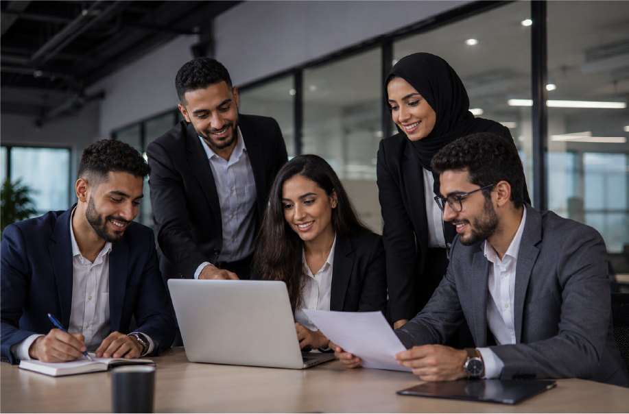 Équipe de recrutement collaborant avec des outils numériques et l’intelligence artificielle