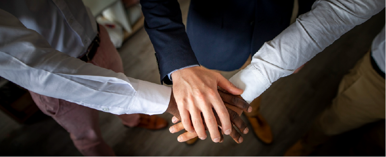 Collaborateurs unissant leurs mains pour illustrer la confiance en entreprise