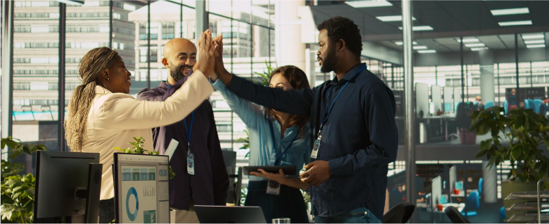 Collaborateurs célébrant l’intégration réussie d’un nouveau talent en entreprise