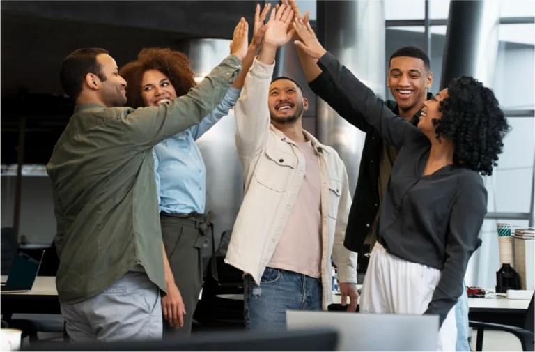 Équipe célébrant une intégration réussie lors d’un processus d’onboarding