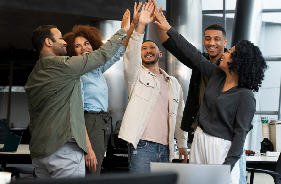 Équipe célébrant une intégration réussie lors d’un processus d’onboarding