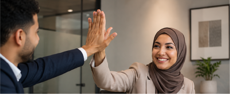 Collaboration positive entre collègues lors d’un processus d’offboarding en entreprise