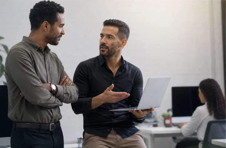 Discussion entre managers autour d’une contre-offre pour retenir un collaborateur