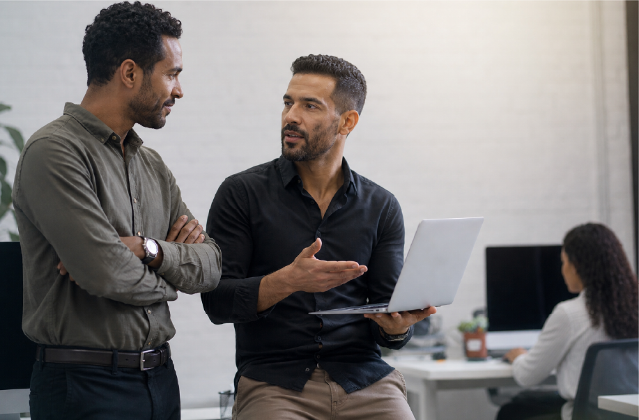 Discussion entre managers autour d’une contre-offre pour retenir un collaborateur