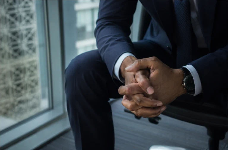 Cadre en situation de réflexion au travail face au deuil en entreprise