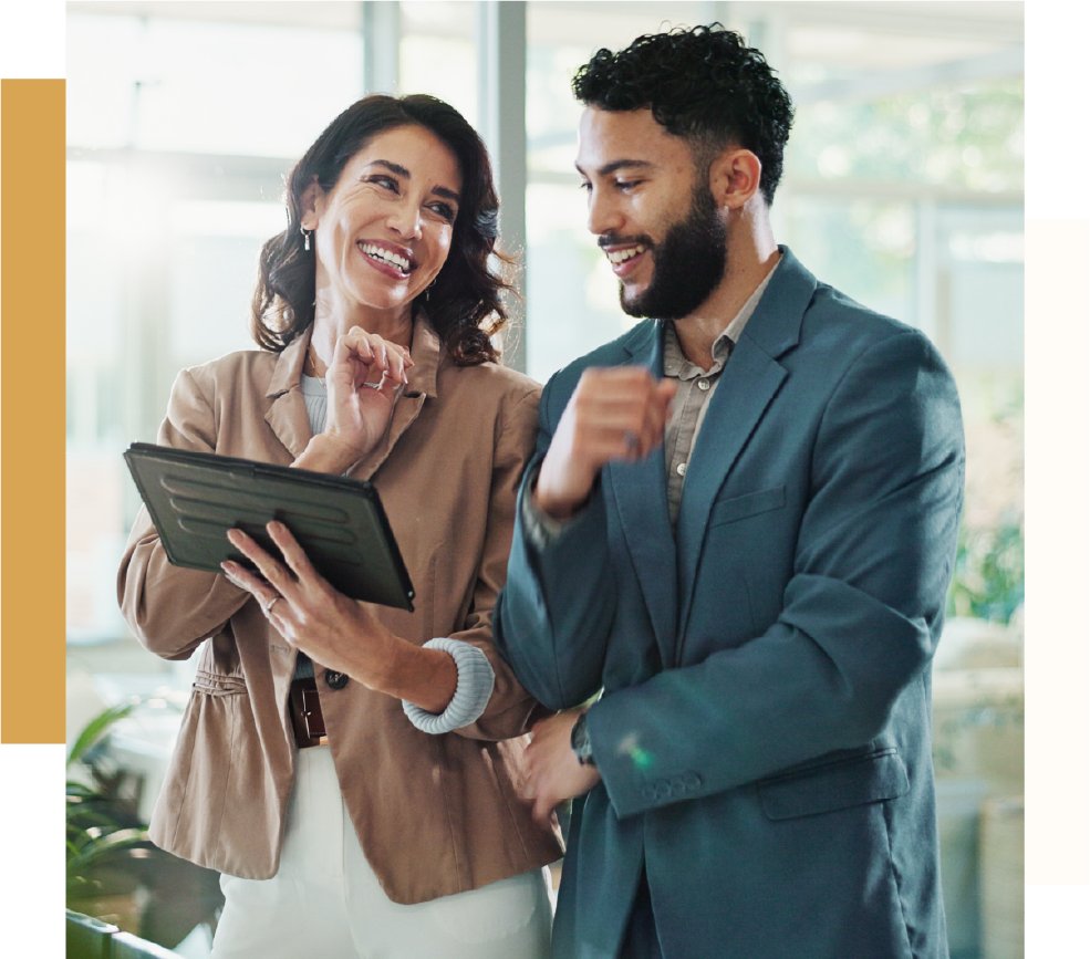 Consultants du cabinet de recrutement Evotrust discutant d'une stratégie de recrutement avec une tablette